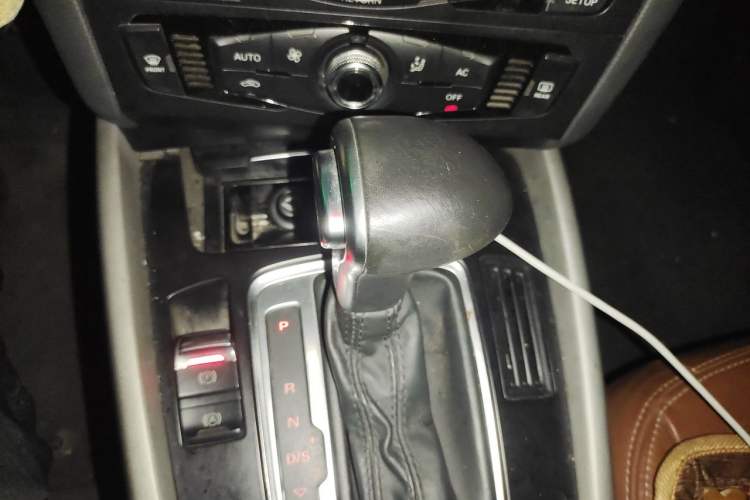 Used Audi Q5 2013 40 TFSI Ambition Gear Lever