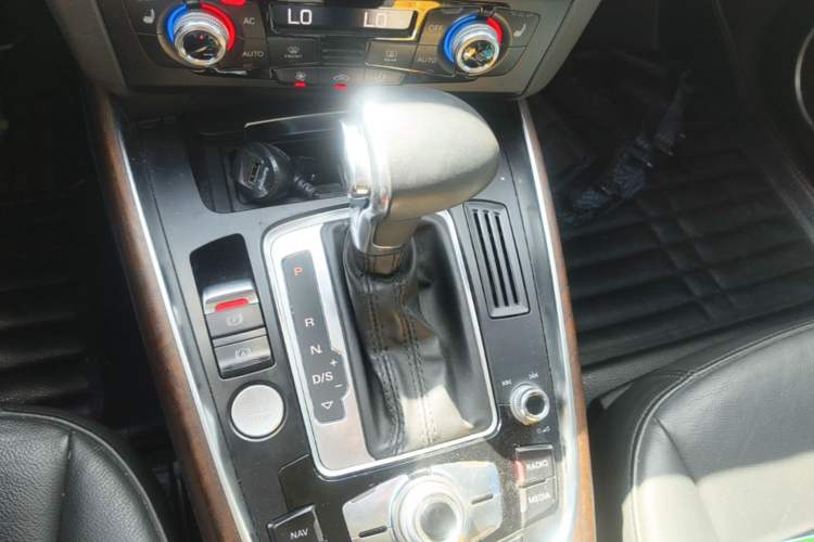 Used Audi Q5 2013 40 TFSI Comfort Edition Gear Lever