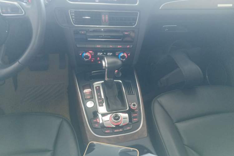 Used Audi Q5 2013 40 TFSI Comfort Edition Gear Lever