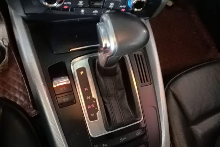 Used Audi Q5 2013 40 TFSI Technology Edition Gear Lever