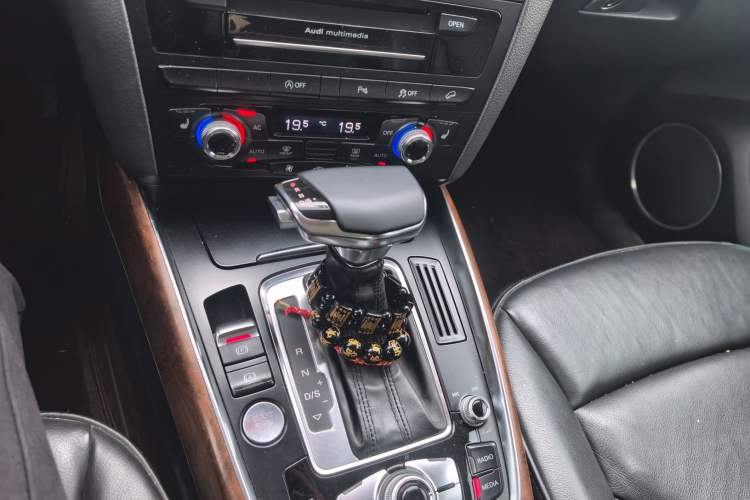 Used Audi Q5 2013 40 TFSI Comfort Edition Gear Lever