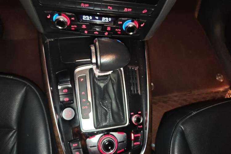 Used Audi Q5 2013 40 TFSI Comfort Edition Gear Lever