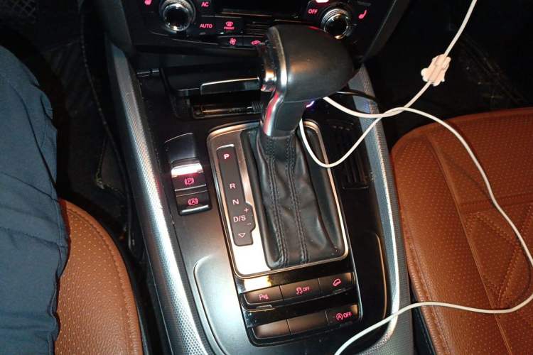 Used Audi Q5 2013 40 TFSI Technology Edition Gear Lever