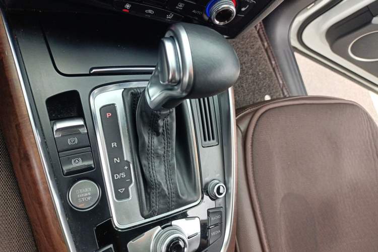Used Audi Q5 2013 40 TFSI Comfort Edition Gear Lever