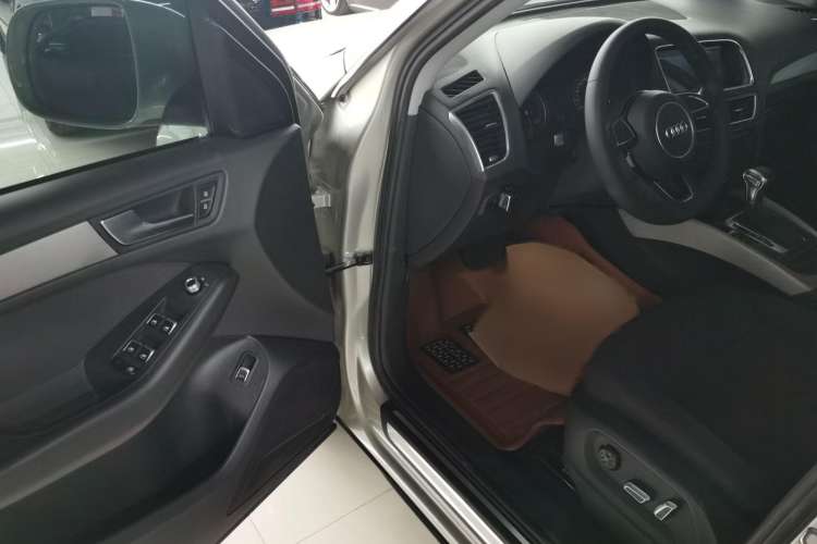 Used Audi Q5 2013 40 TFSI Ambition Interior 1