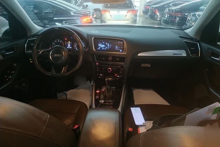 Used Audi Q5 2013 40 TFSI Technology Edition Interior 2