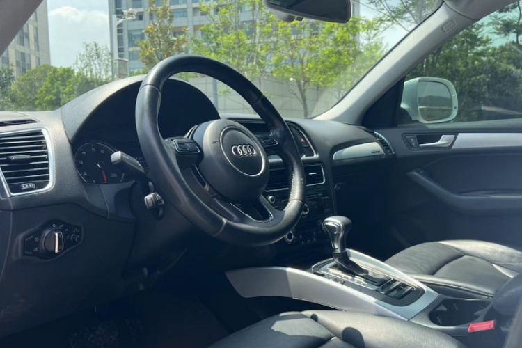 Used Audi Q5 2013 40 TFSI Technology Edition Interior 2