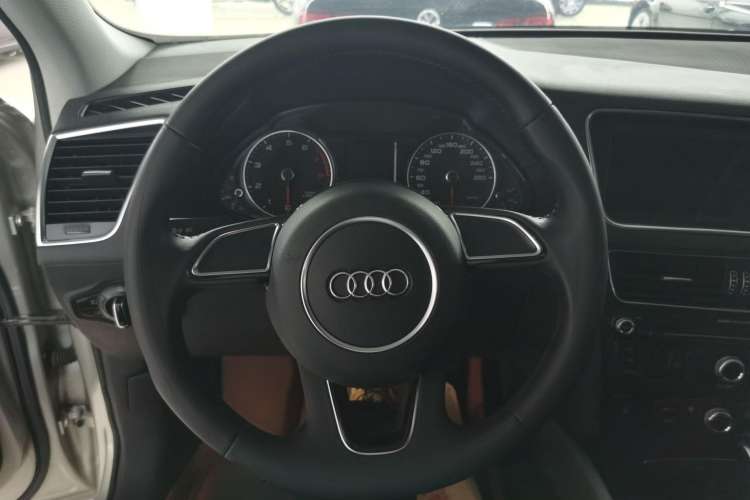 Used Audi Q5 2013 40 TFSI Ambition Interior 2
