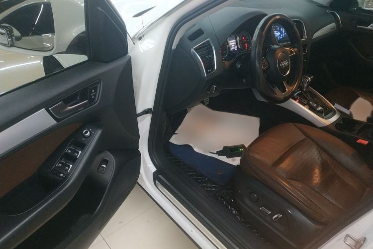 Used Audi Q5 2013 40 TFSI Technology Edition Interior 3