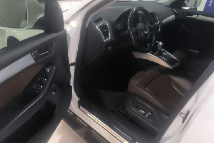 Used Audi Q5 2013 40 TFSI Technology Edition Interior 3