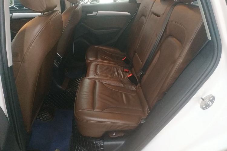 Used Audi Q5 2013 40 TFSI Technology Edition Interior 4