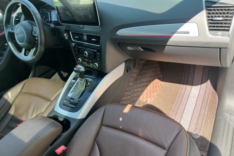 Used Audi Q5 2013 40 TFSI Technology Edition Interior 5