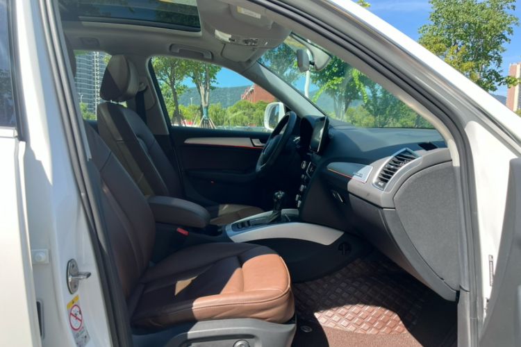 Used Audi Q5 2013 40 TFSI Technology Edition Interior 6