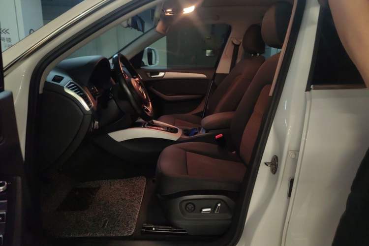 Used Audi Q5 2013 40 TFSI Ambition Left Front Seat