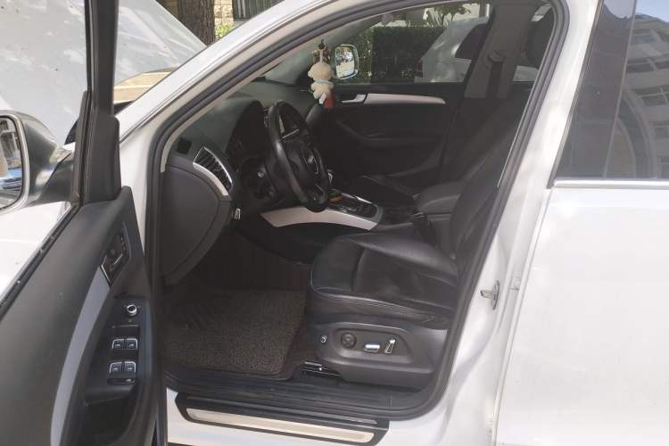 Used Audi Q5 2013 40 TFSI Technology Edition Left Front Seat