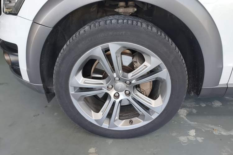 Used Audi Q5 2013 45 TFSI quattro off-road version Left Front Wheel Hub