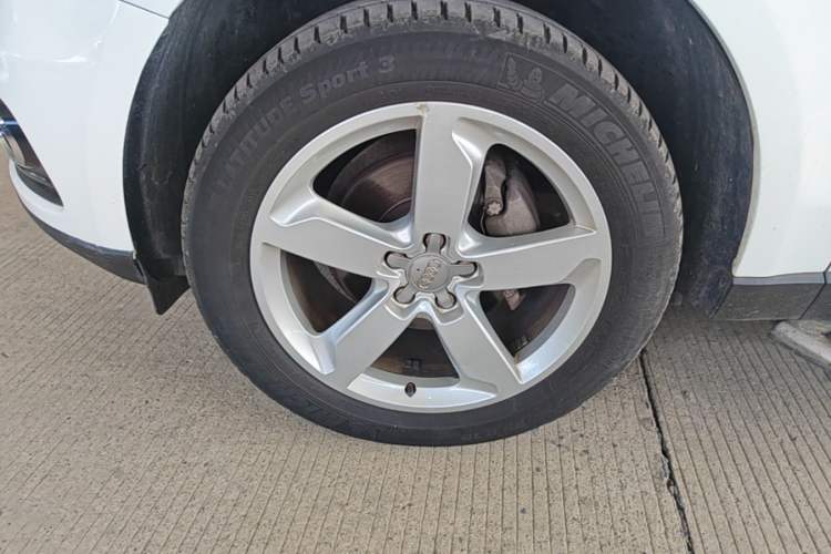 Used Audi Q5 2013 40 TFSI Comfort Edition Left Front Wheel Hub