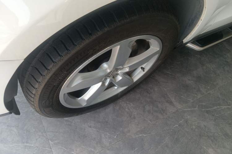 Used Audi Q5 2013 40 TFSI Comfort Edition Left Front Wheel Hub