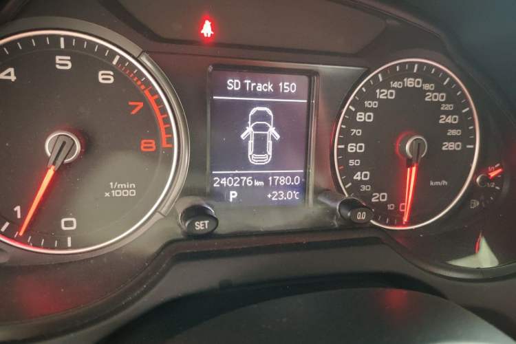 Used Audi Q5 2013 40 TFSI Technology Edition Odometer Close Up