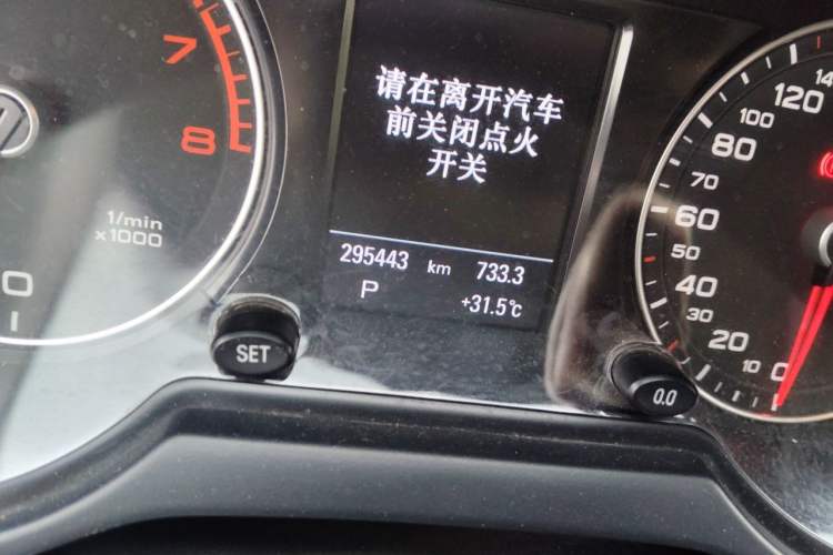 Used Audi Q5 2013 40 TFSI Comfort Edition Odometer Close Up