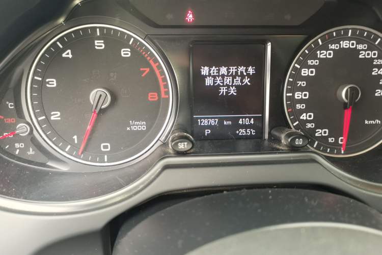 Used Audi Q5 2013 40 TFSI Comfort Edition Odometer Close Up