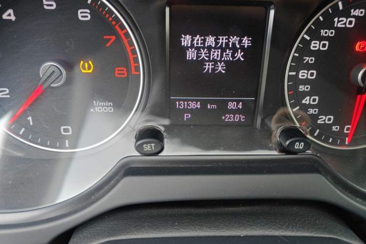 Used Audi Q5 2013 40 TFSI Comfort Edition Odometer Close Up
