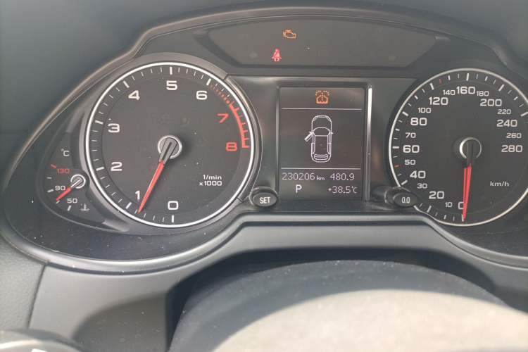 Used Audi Q5 2013 40 TFSI Technology Edition Odometer Close Up