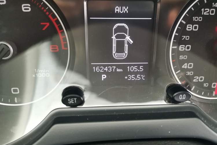Used Audi Q5 2013 40 TFSI Ambition Odometer Close Up