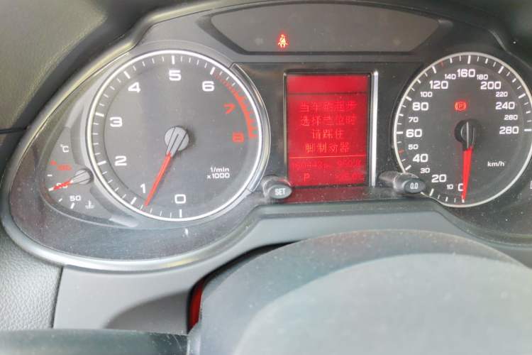 Used Audi Q5 2013 40 TFSI Technology Edition Odometer Close Up