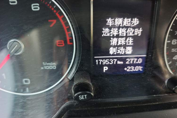 Used Audi Q5 2013 40 TFSI Ambition Odometer Close Up