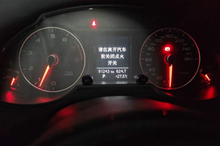 Used Audi Q5 2013 40 TFSI Technology Edition Odometer Close Up