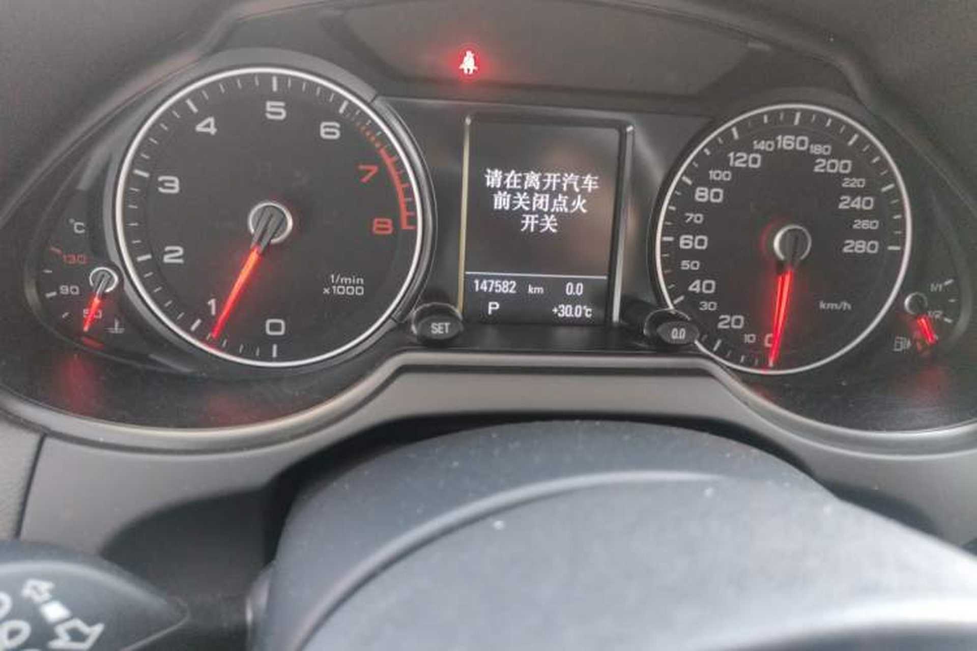Used Audi Q5 2013 40 TFSI Comfort Edition Odometer Close Up