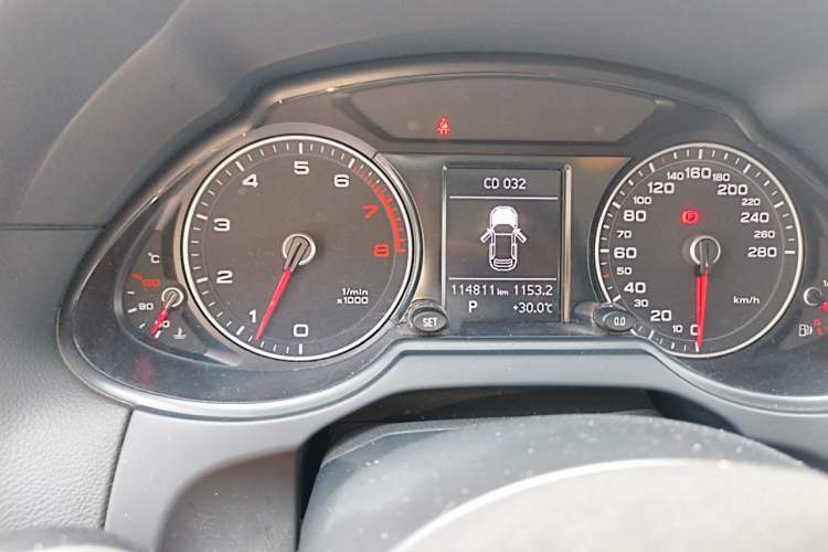Used Audi Q5 2013 40 TFSI Ambition Odometer Close Up