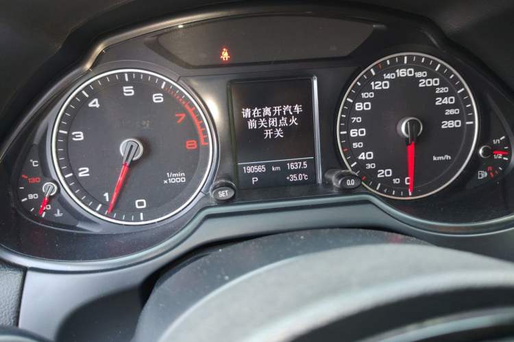 Used Audi Q5 2013 40 TFSI Comfort Edition Odometer Close Up