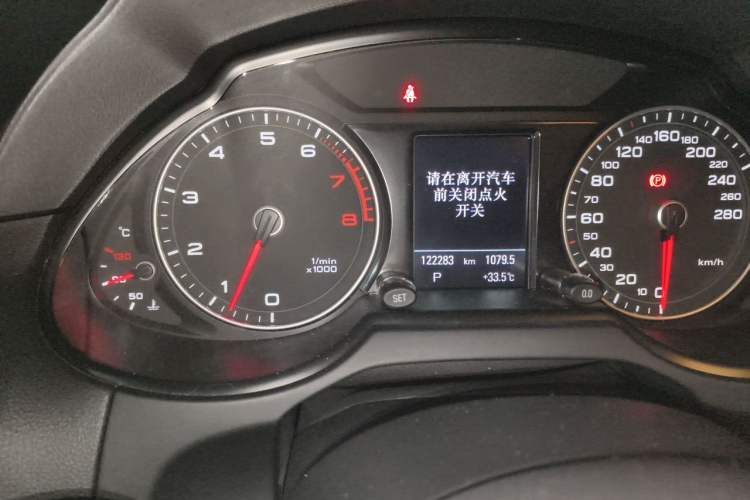 Used Audi Q5 2013 40 TFSI Comfort Edition Odometer Close Up