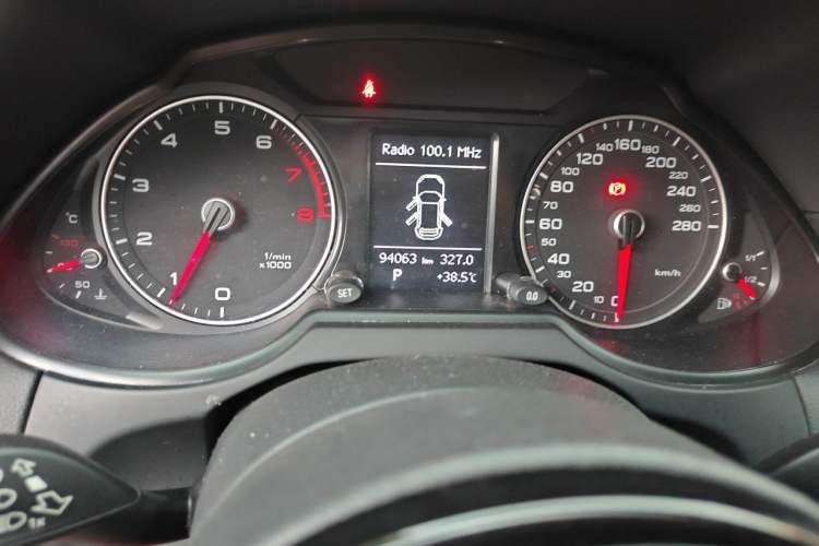 Used Audi Q5 2013 40 TFSI Technology Edition Odometer Close Up
