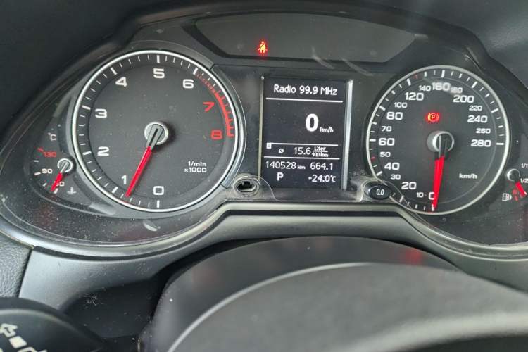 Used Audi Q5 2013 40 TFSI Ambition Odometer Close Up