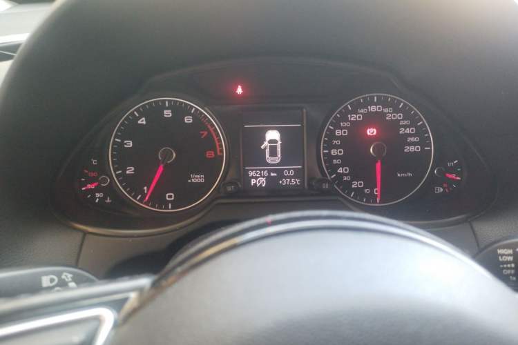 Used Audi Q5 2013 40 TFSI Technology Edition Odometer Close Up