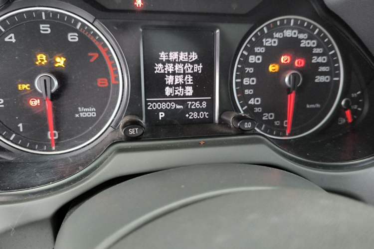 Used Audi Q5 2013 40 TFSI Ambition Odometer Close Up