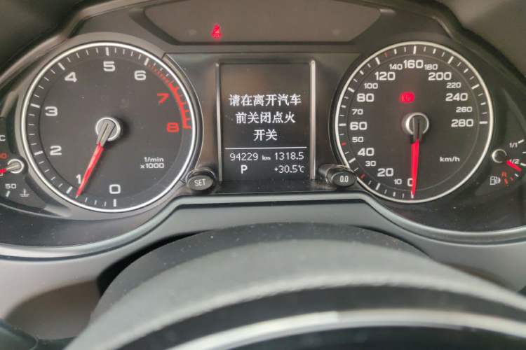 Used Audi Q5 2013 40 TFSI Technology Edition Odometer Close Up