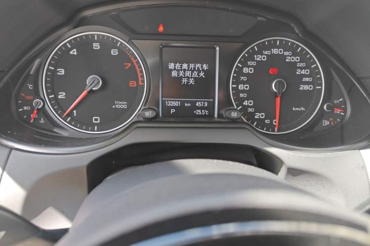 Used Audi Q5 2013 40 TFSI Comfort Edition Odometer Close Up