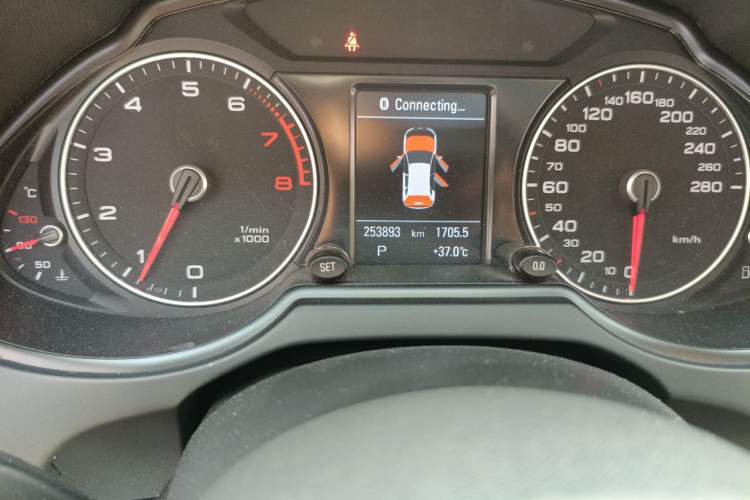 Used Audi Q5 2013 40 TFSI Dynamic Edition Odometer Close Up