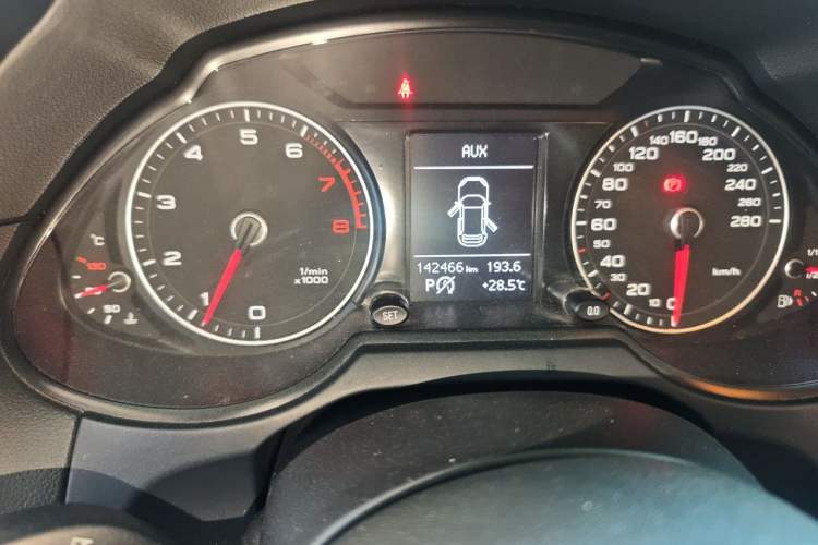 Used Audi Q5 2013 40 TFSI Technology Edition Odometer Close Up