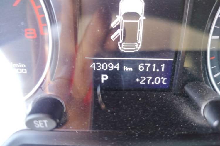 Used Audi Q5 2013 40 TFSI Ambition Odometer Close Up
