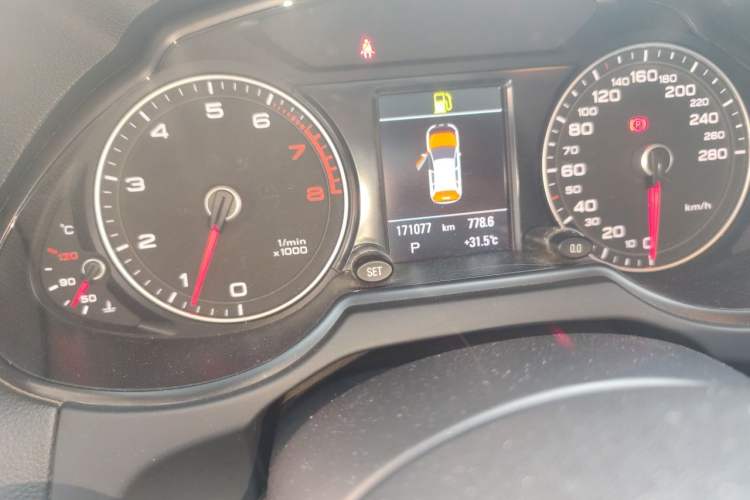 Used Audi Q5 2013 40 TFSI Comfort Edition Odometer Close Up