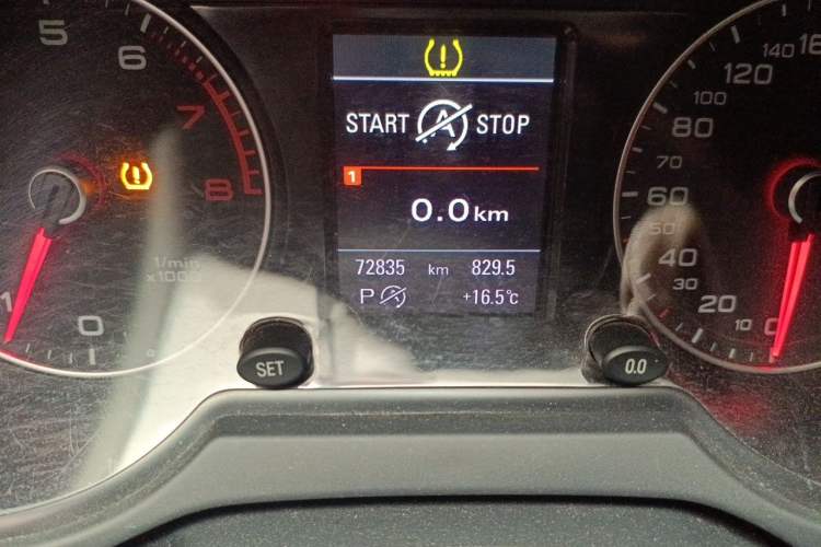 Used Audi Q5 2013 40 TFSI Comfort Edition Odometer Close Up