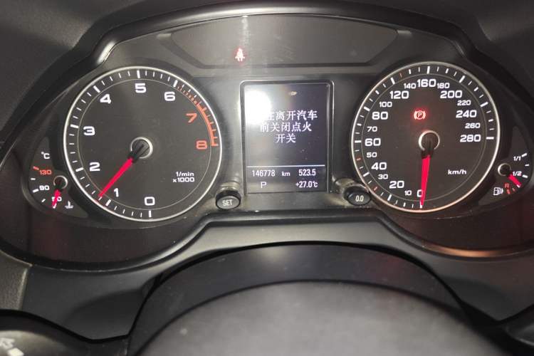 Used Audi Q5 2013 40 TFSI Comfort Edition Odometer Close Up