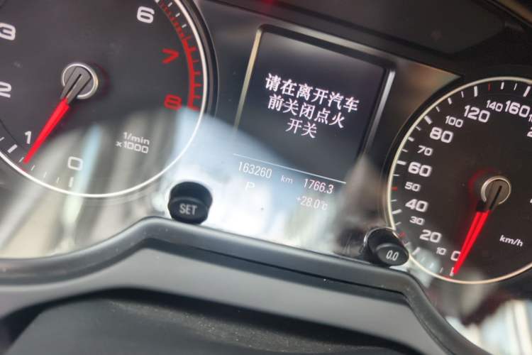 Used Audi Q5 2013 40 TFSI Comfort Edition Odometer Close Up