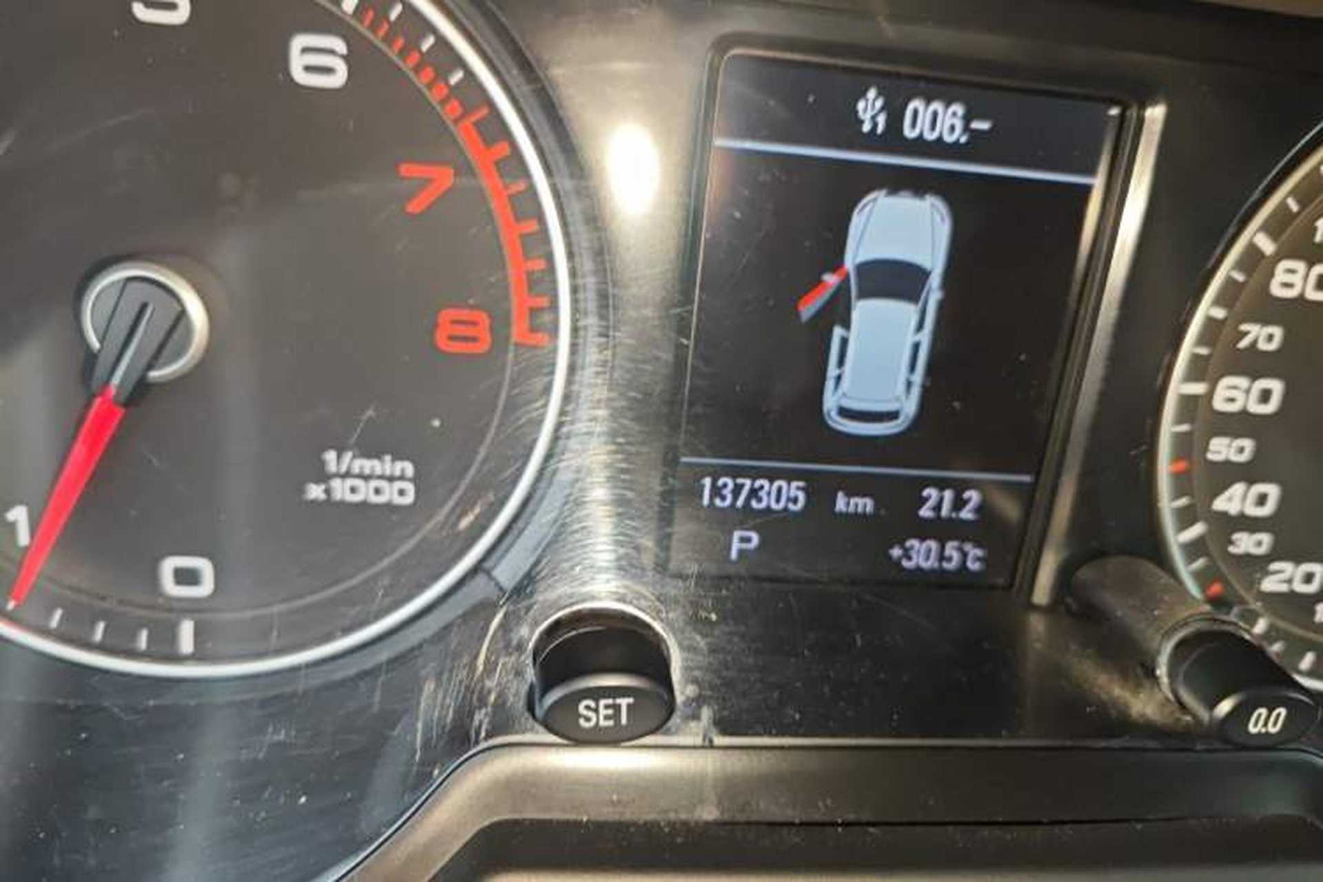 Used Audi Q5 2013 40 TFSI Comfort Edition Odometer Close Up