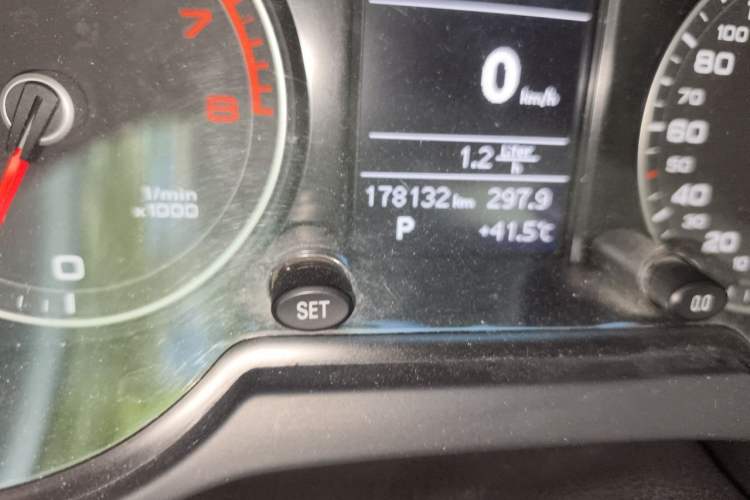 Used Audi Q5 2013 40 TFSI Technology Edition Odometer Close Up